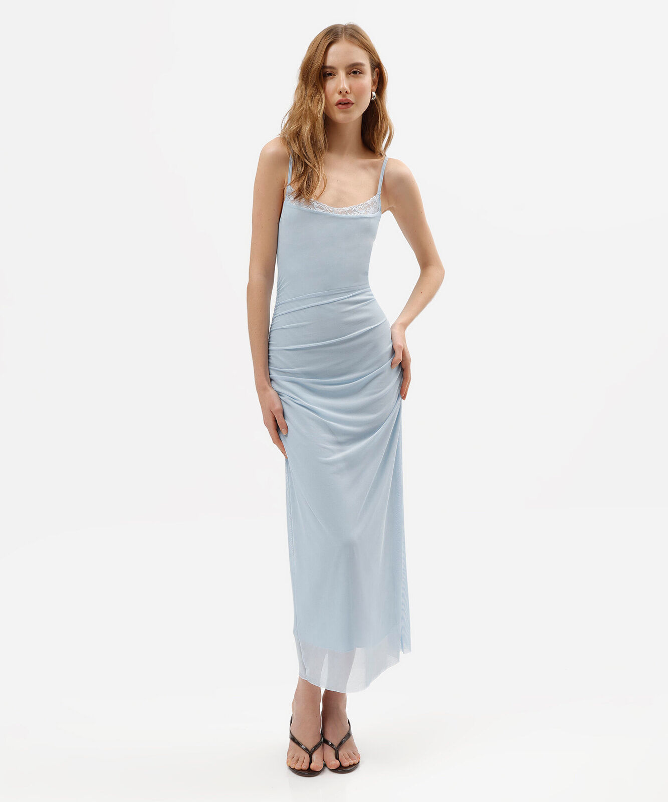 vestido midi alça fina de tule com renda franzido azul