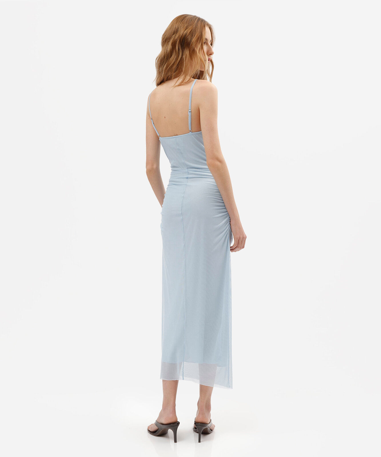vestido midi alça fina de tule com renda franzido azul