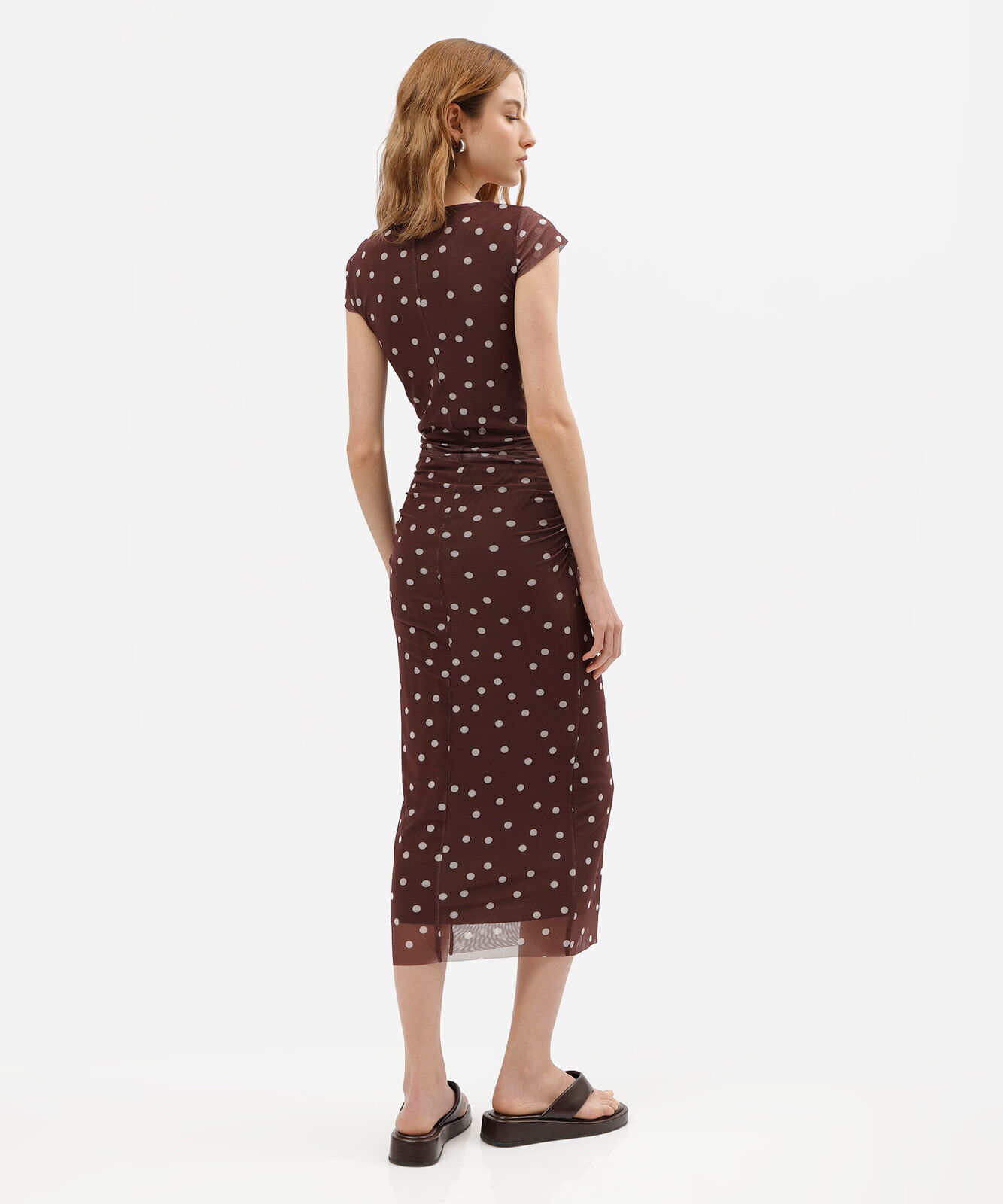 vestido midi feminino de tule franzido poá marrom