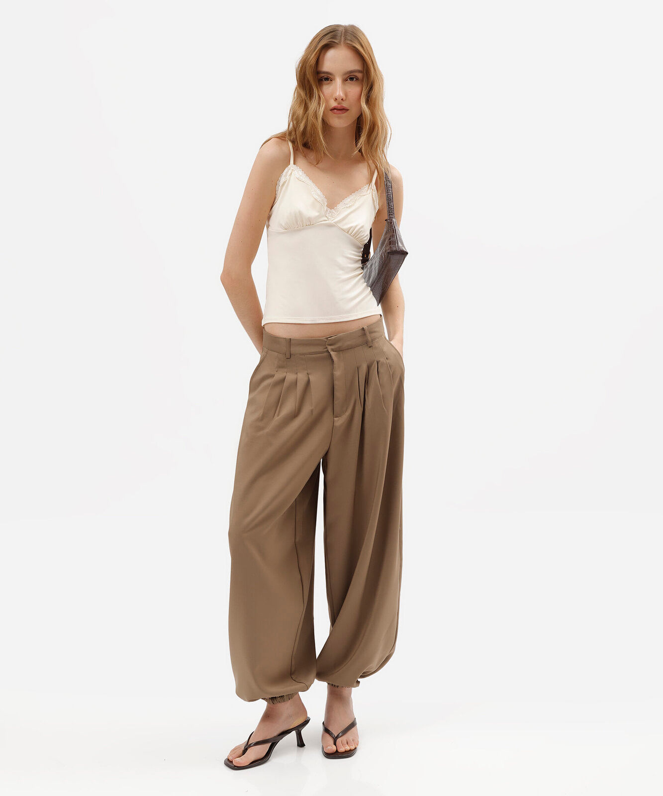 calça aladim de alfaiataria feminina com pregas marrom