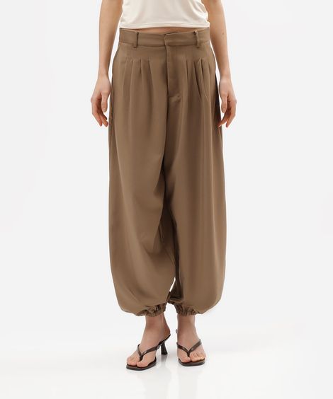 calça aladim de alfaiataria feminina com pregas marrom
