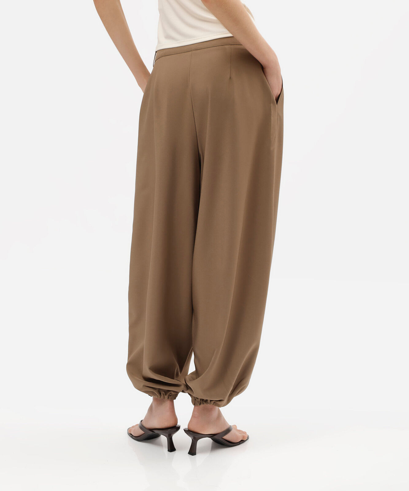 calça aladim de alfaiataria feminina com pregas marrom
