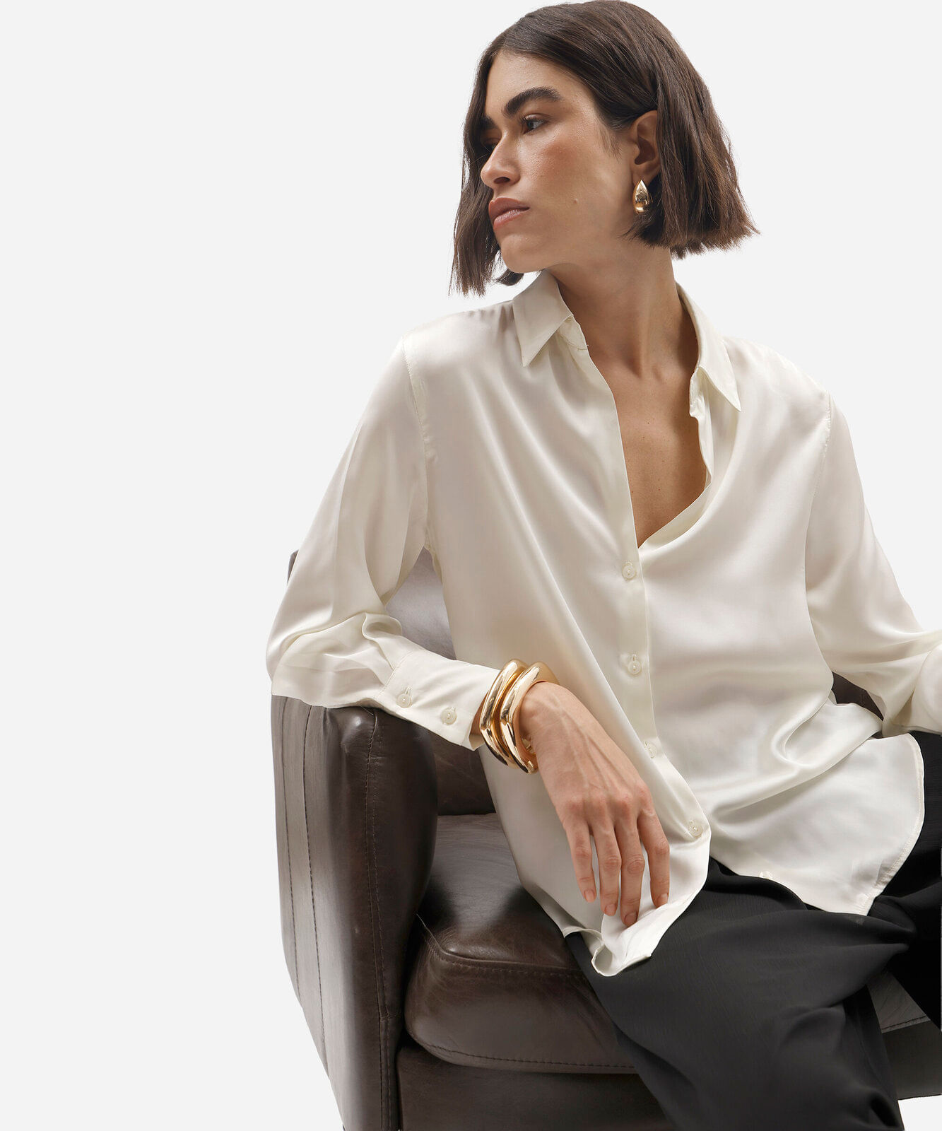 camisa feminina manga longa acetinada bege
