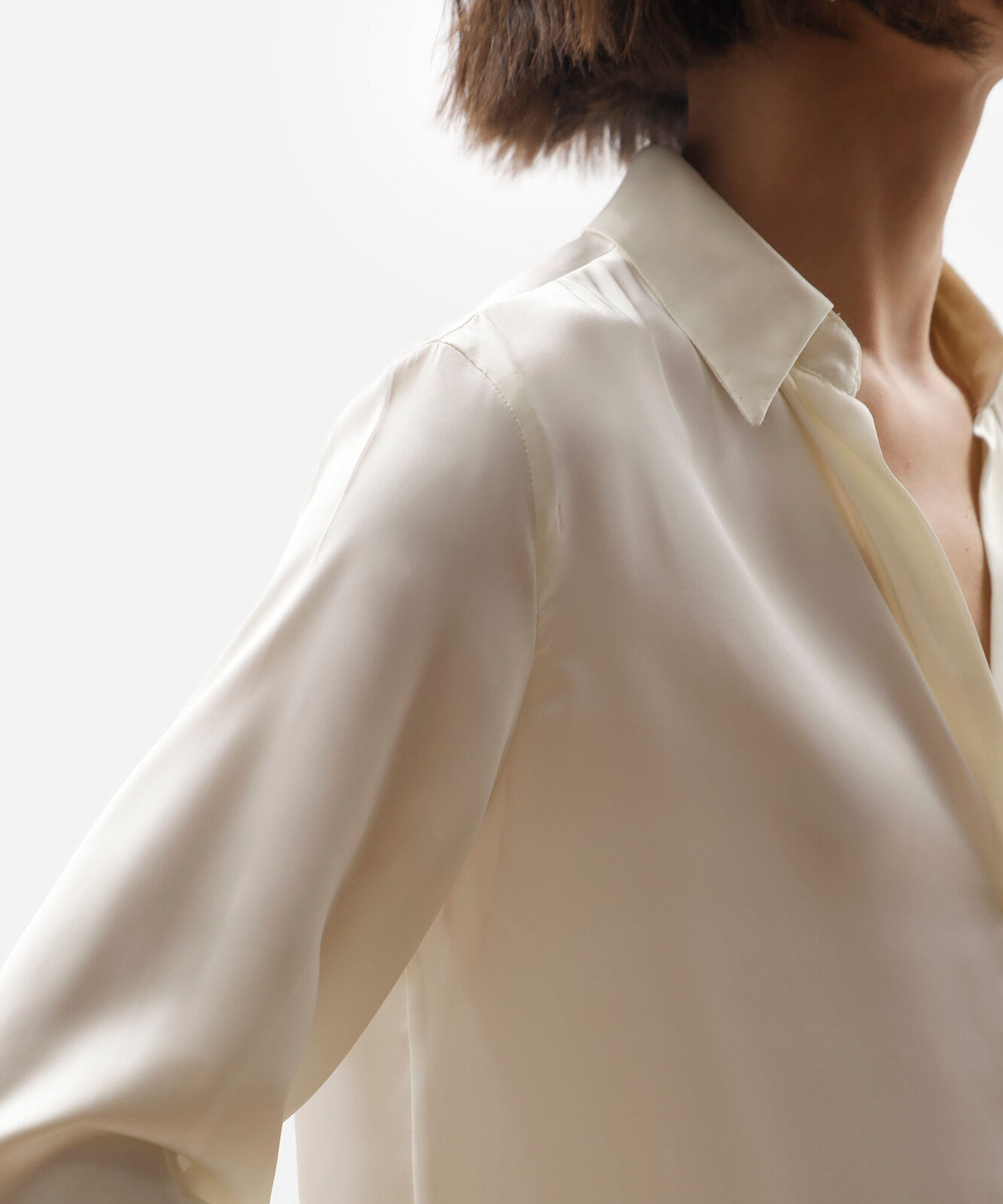 camisa feminina manga longa acetinada bege