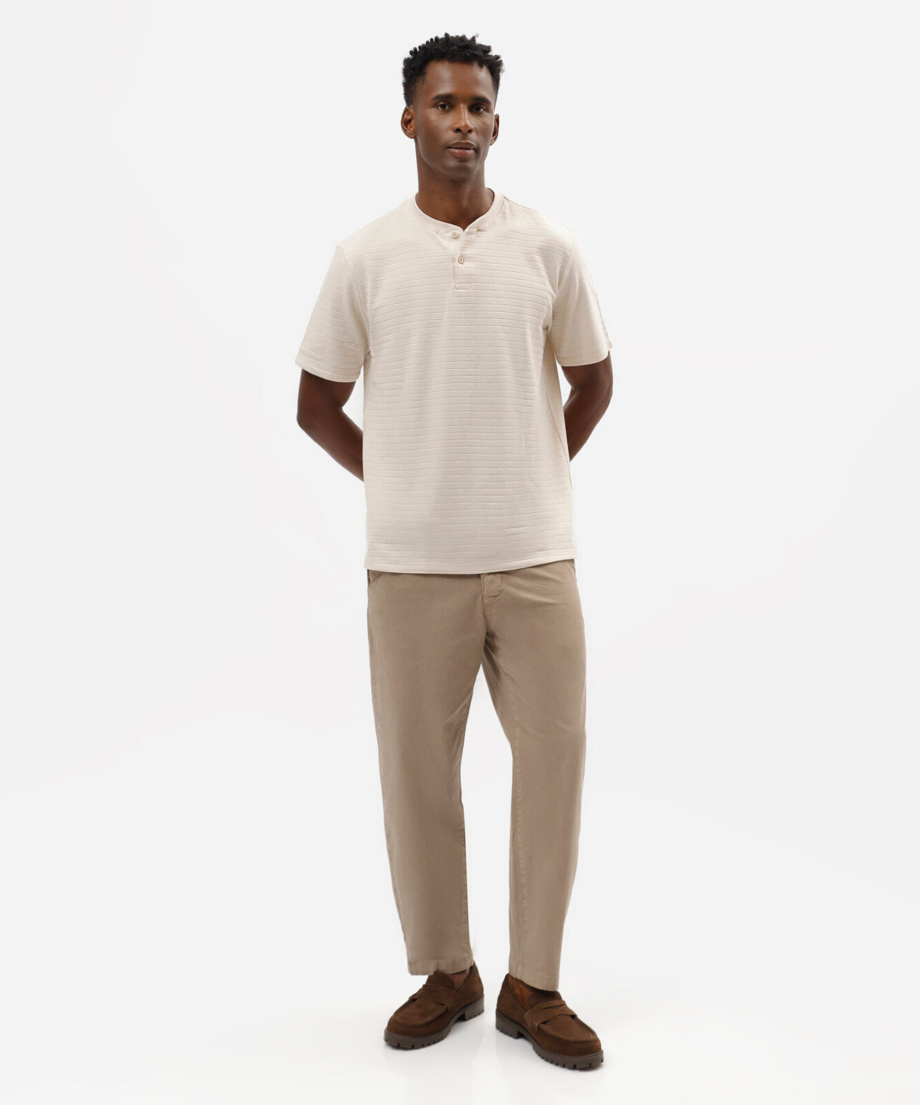 camiseta masculina henley listrada bege