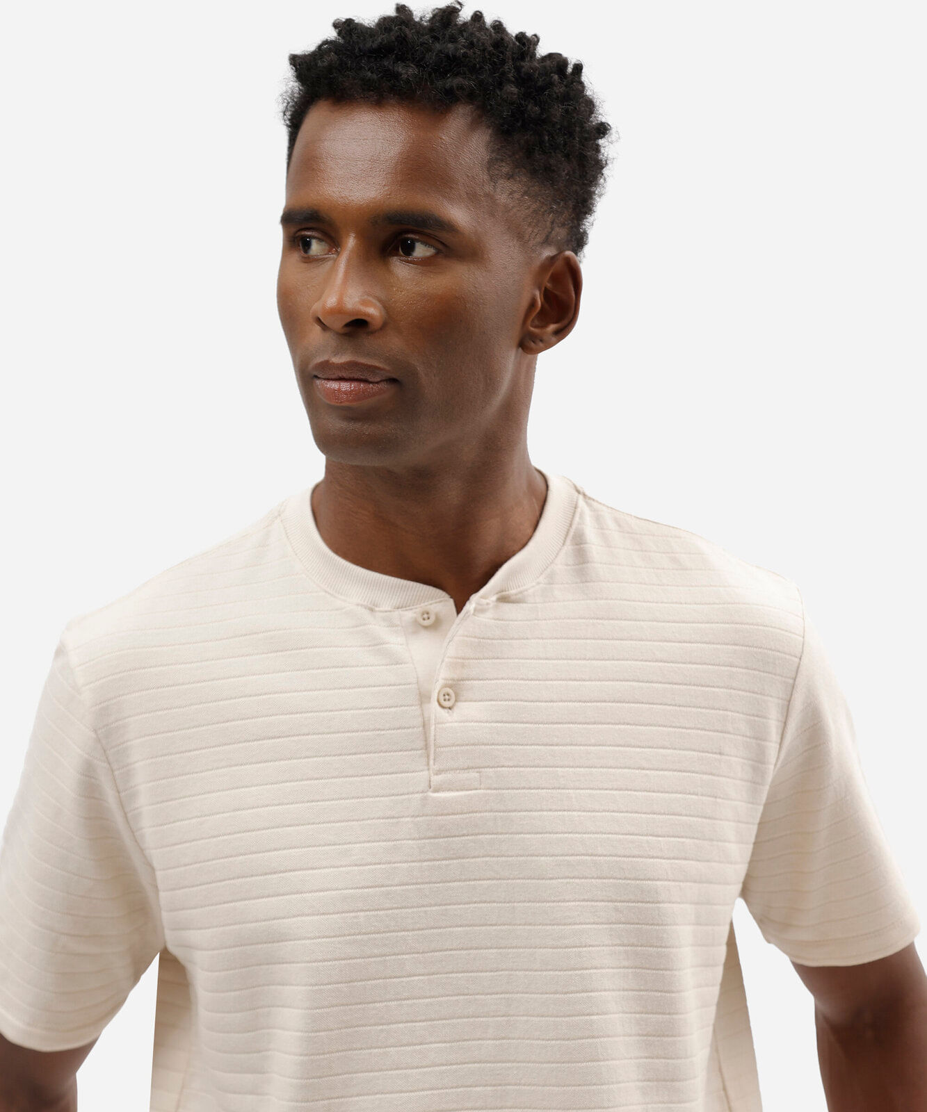 camiseta masculina henley listrada bege