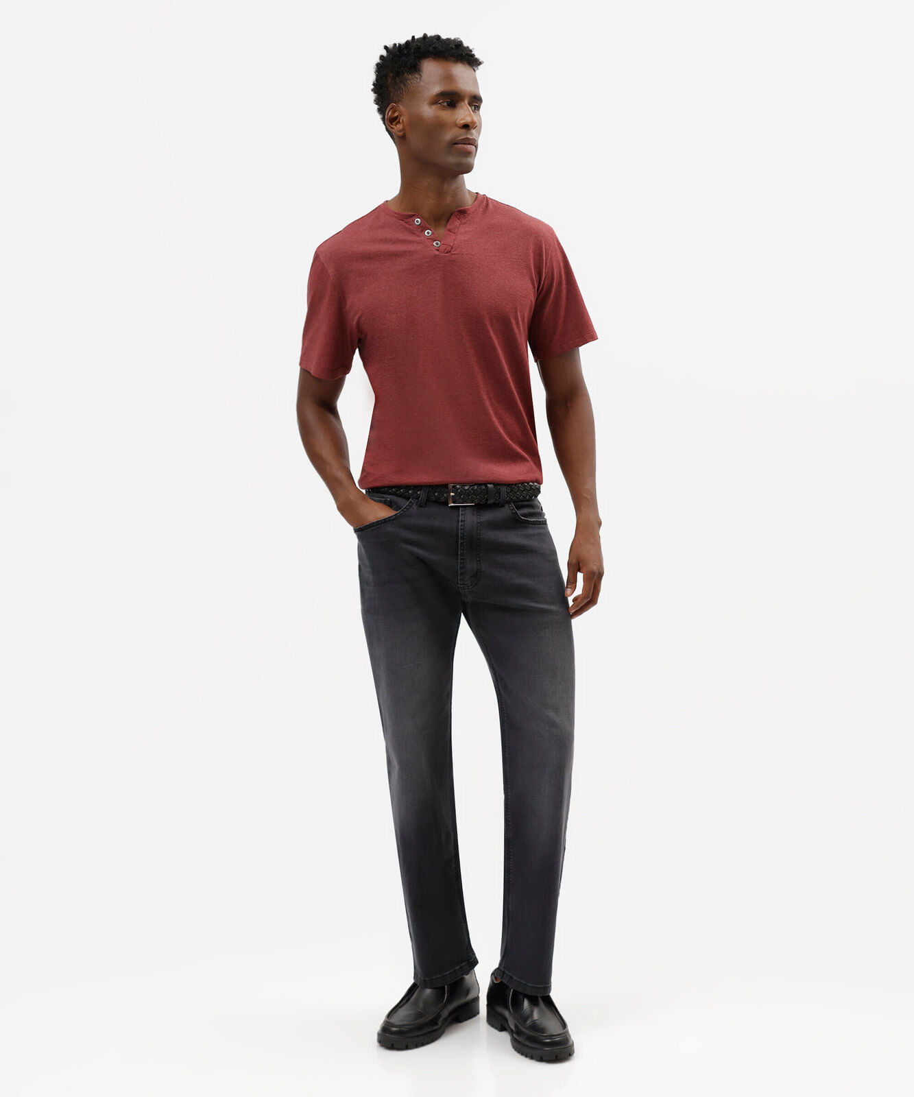 camiseta masculina com algodão gola henley manga curta vinho