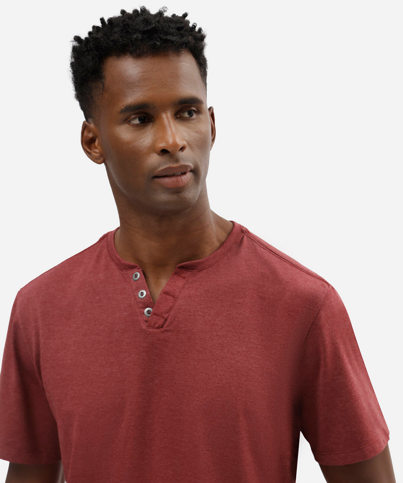 camiseta masculina com algodão gola henley manga curta vinho