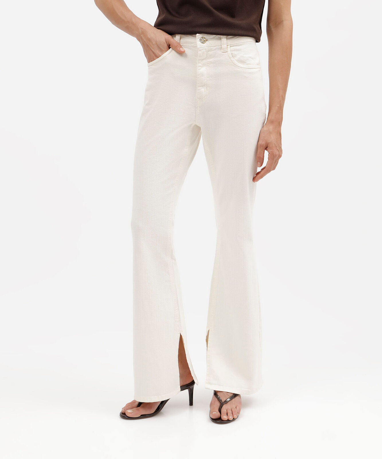 calça boot cut feminina de sarja com fendas cintura alta bege