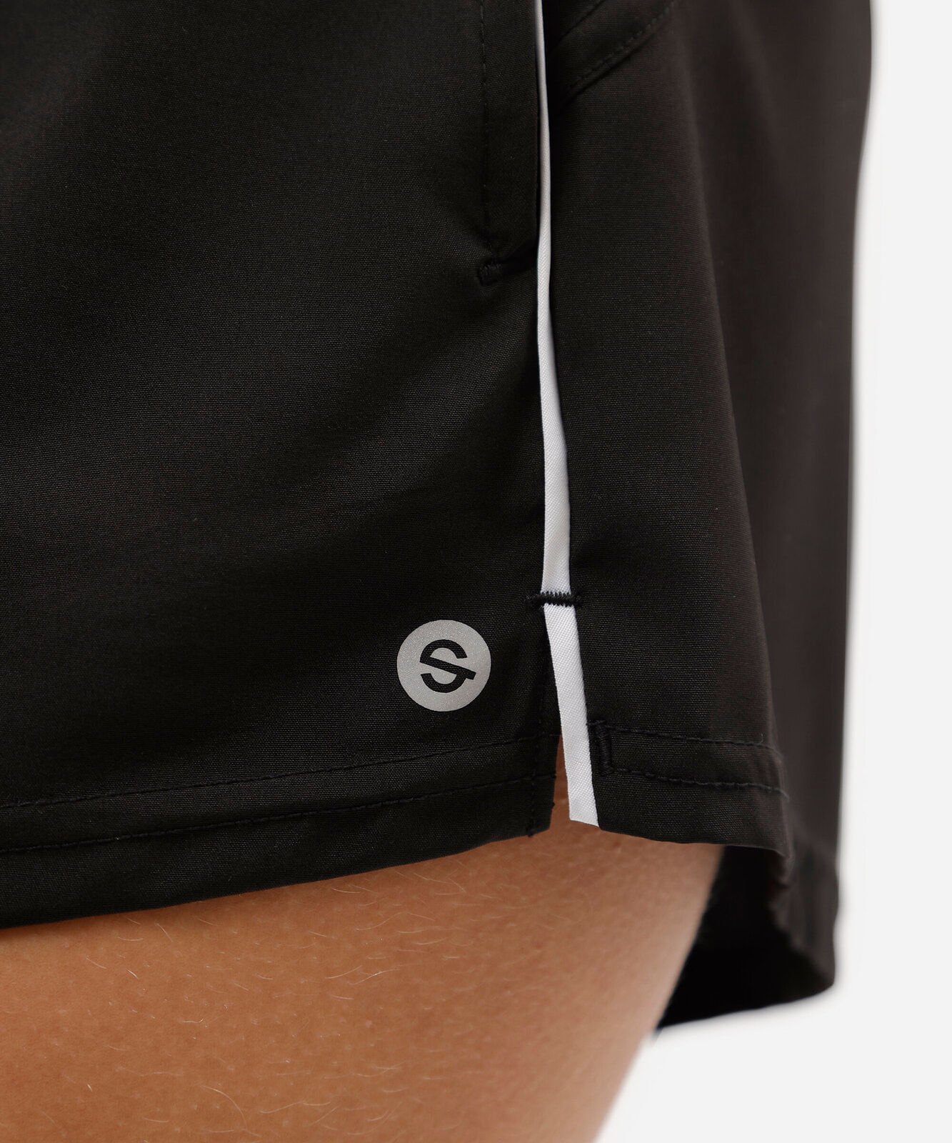 short esportivo feminino com nervura preto