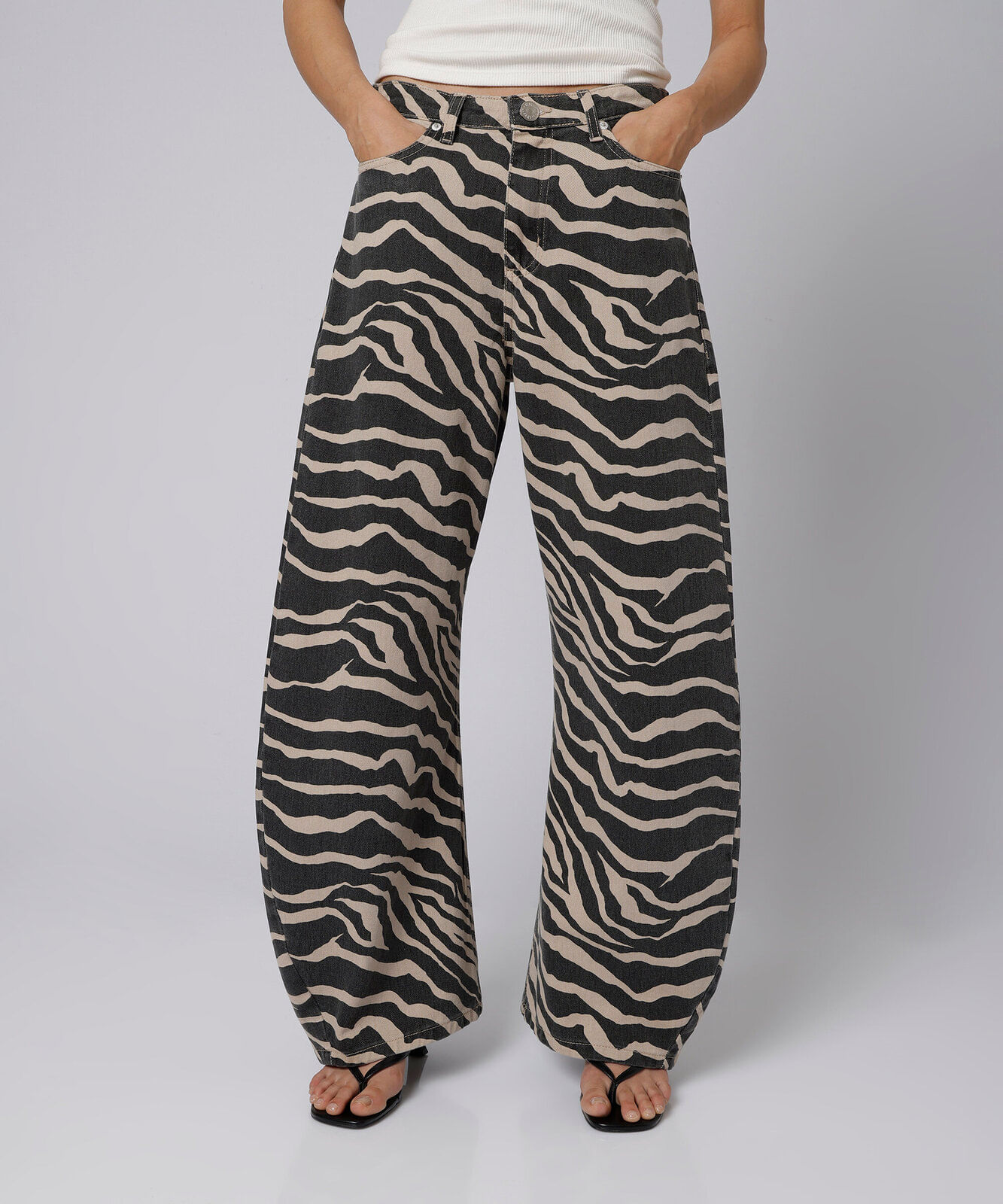 calça barrel feminina de sarja animal print mindset colorida
