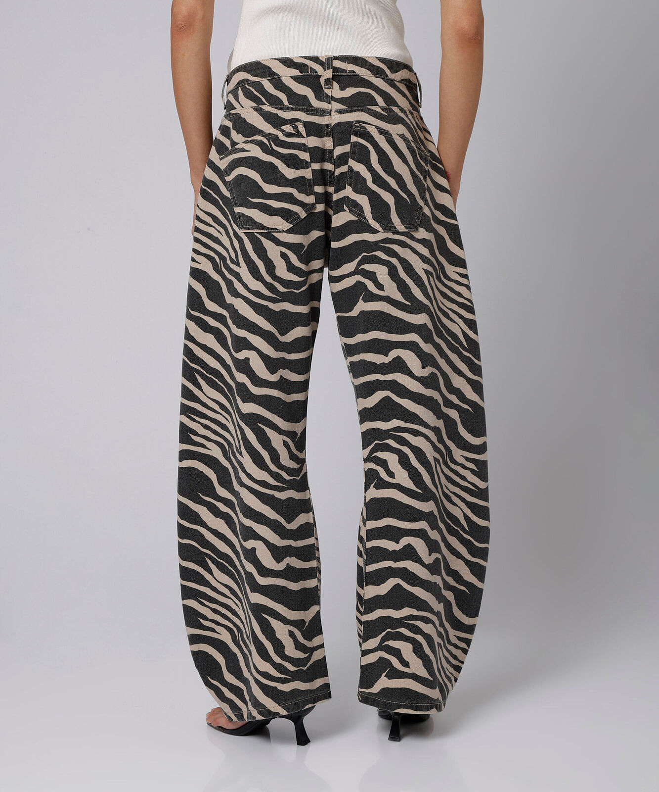 calça barrel feminina de sarja animal print mindset colorida