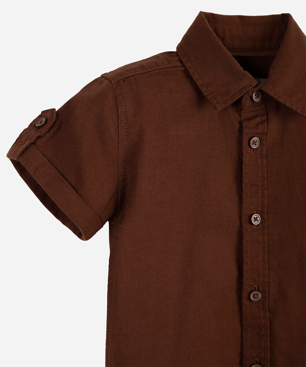 camisa de algodão infantil com mangas curtas e botões marrom
