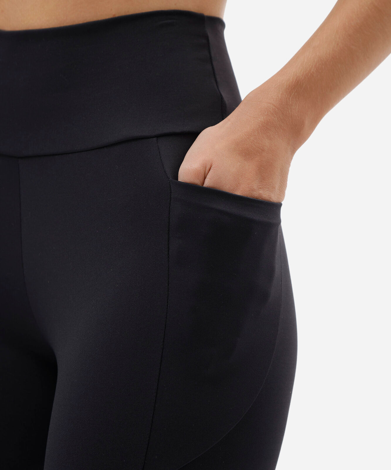 calça legging esportiva feminina de poliamida com bolso preta