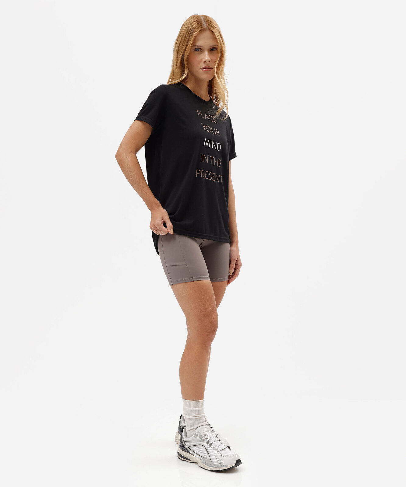 camiseta esportiva feminina manga curta estampada preta