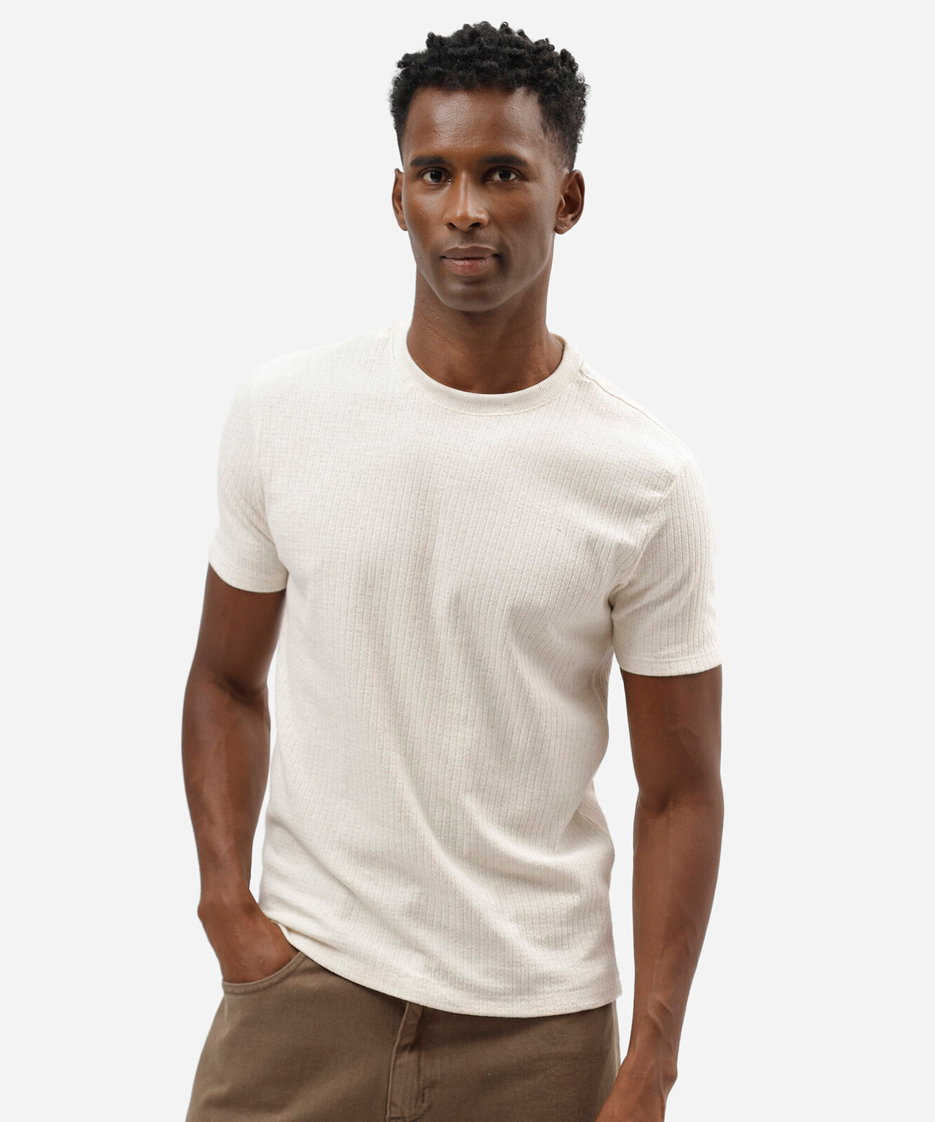 camiseta muscle fit masculina com linho manga curta texturizada off white