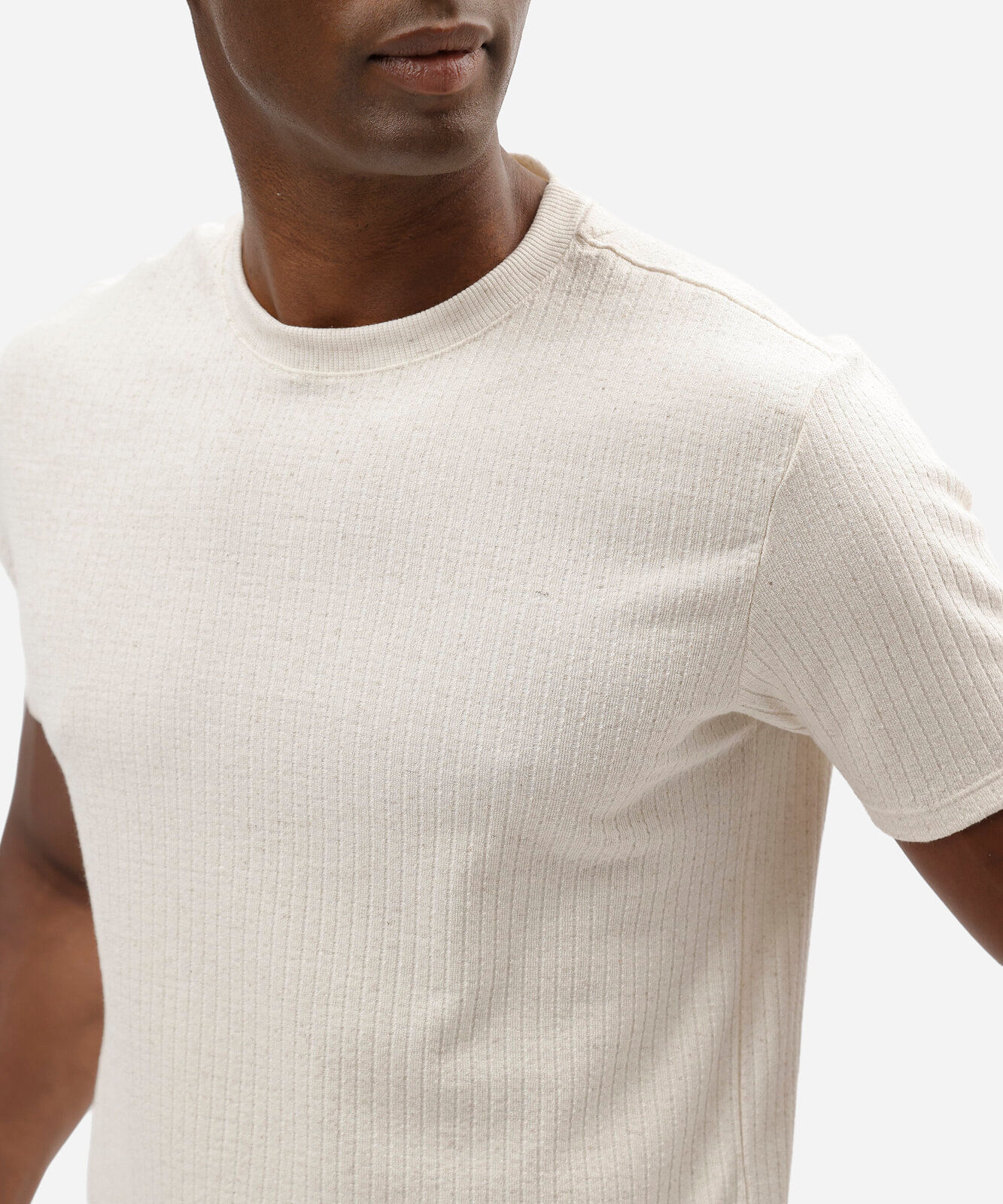 camiseta muscle fit masculina com linho manga curta texturizada off white