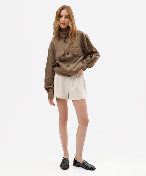 short feminino de sarja com pregas cintura alta texturizado bege