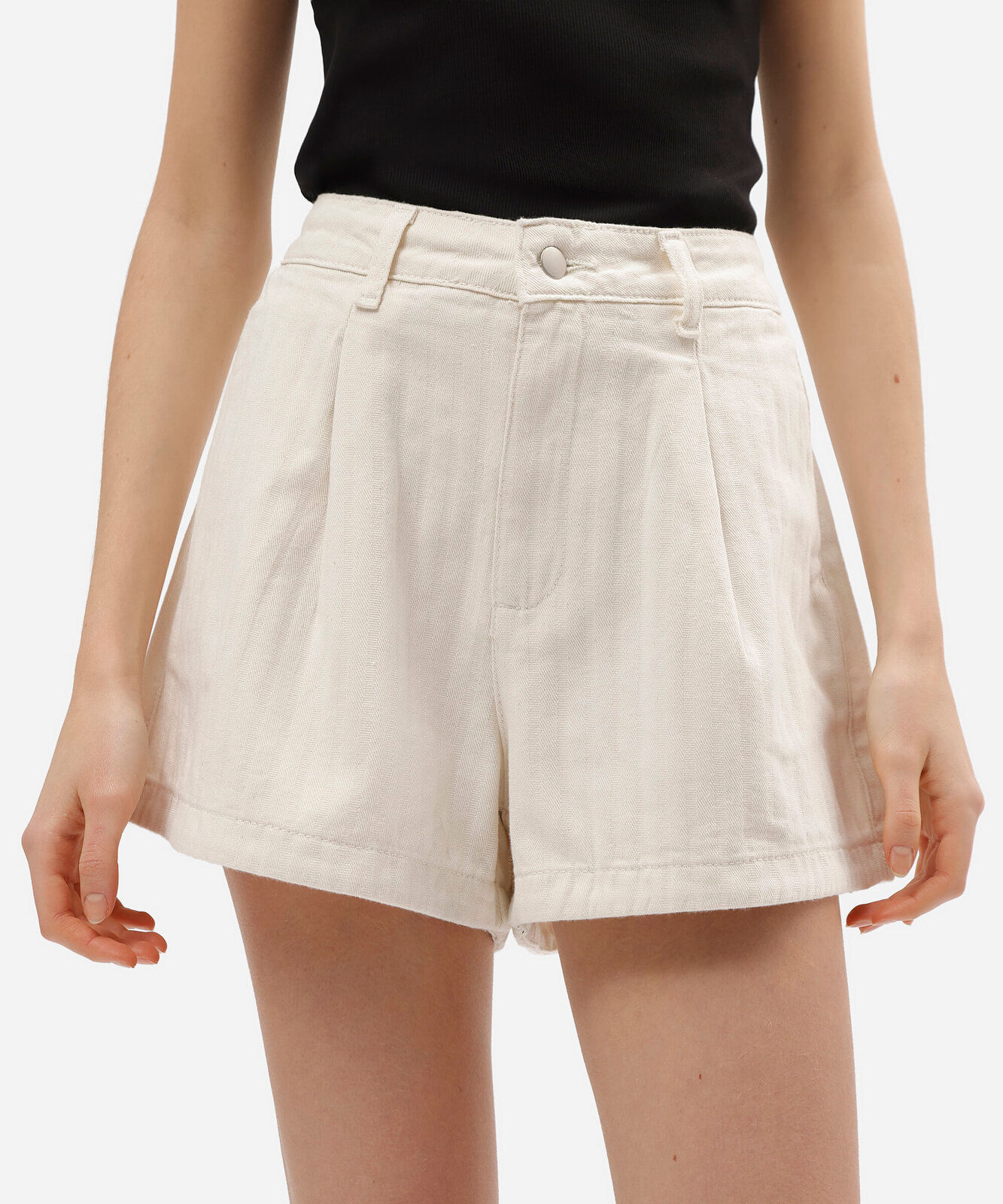 short feminino de sarja com pregas cintura alta texturizado bege