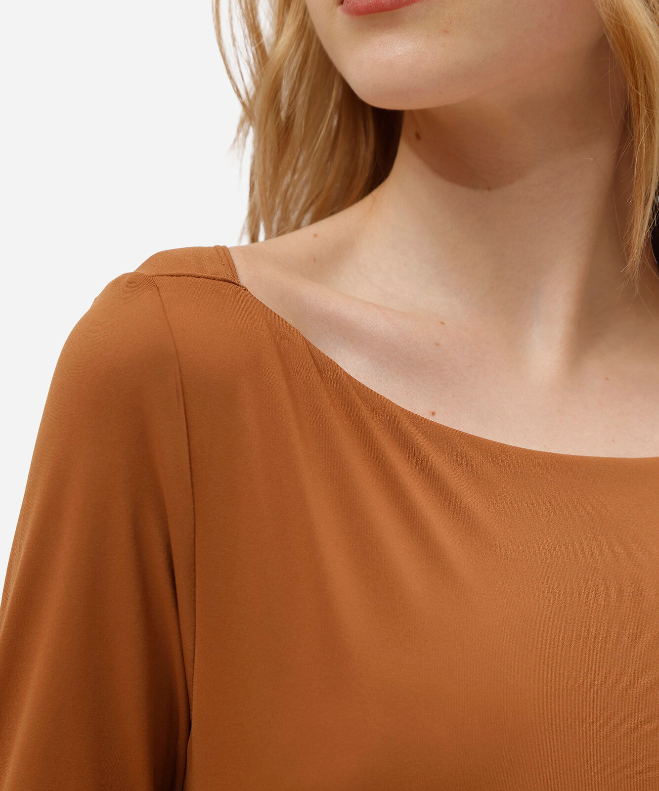 body feminino de poliamida decote canoa manga longa marrom