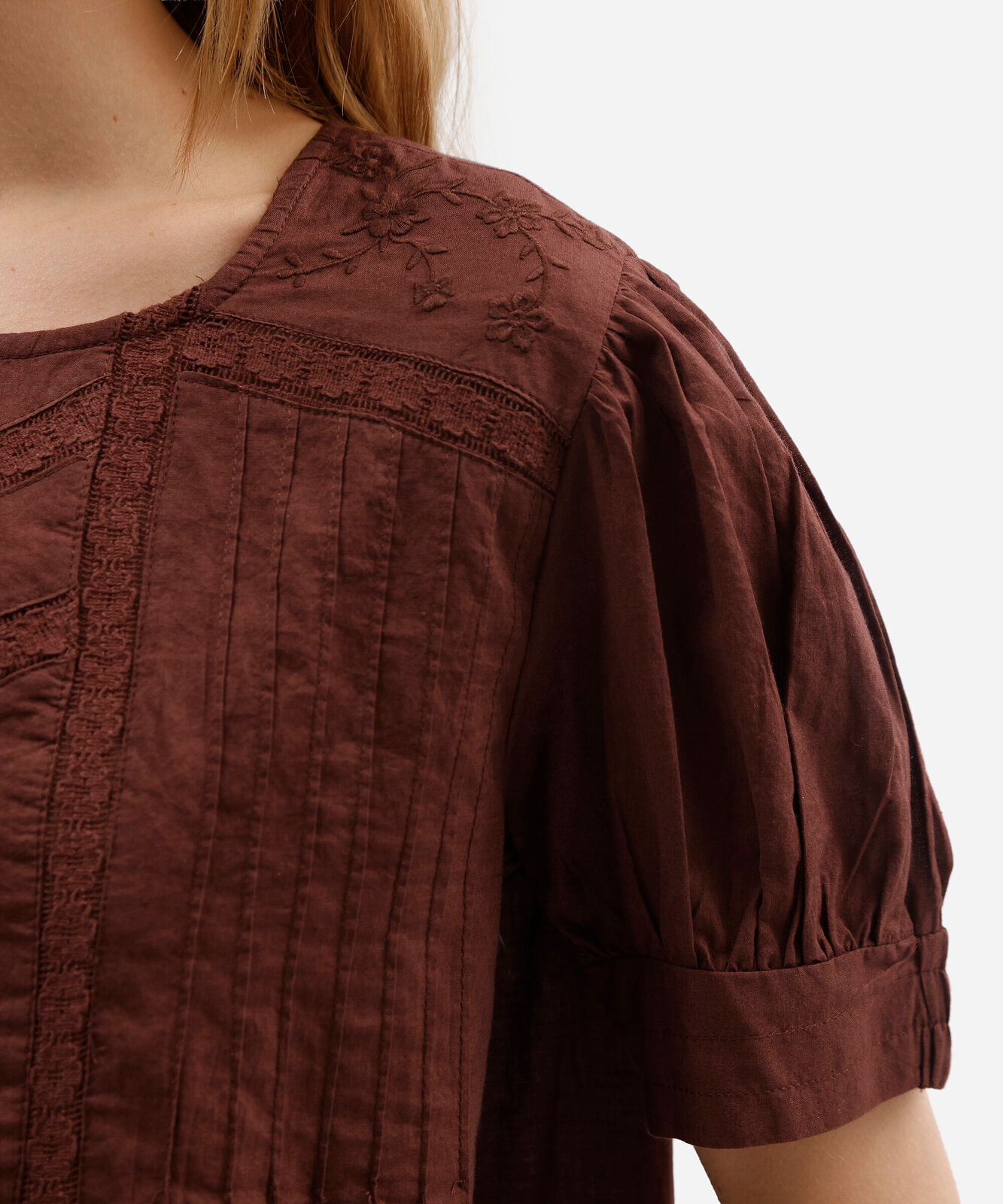 blusa feminina de algodão manga bufante com renda marrom