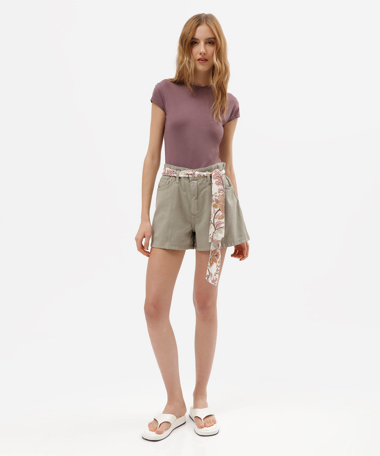 short feminino de sarja com recorte e lenço cintura alta verde