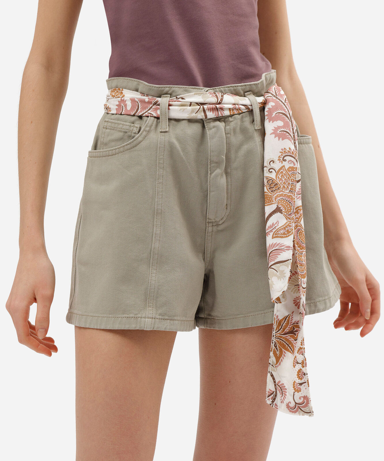 short feminino de sarja com recorte e lenço cintura alta verde
