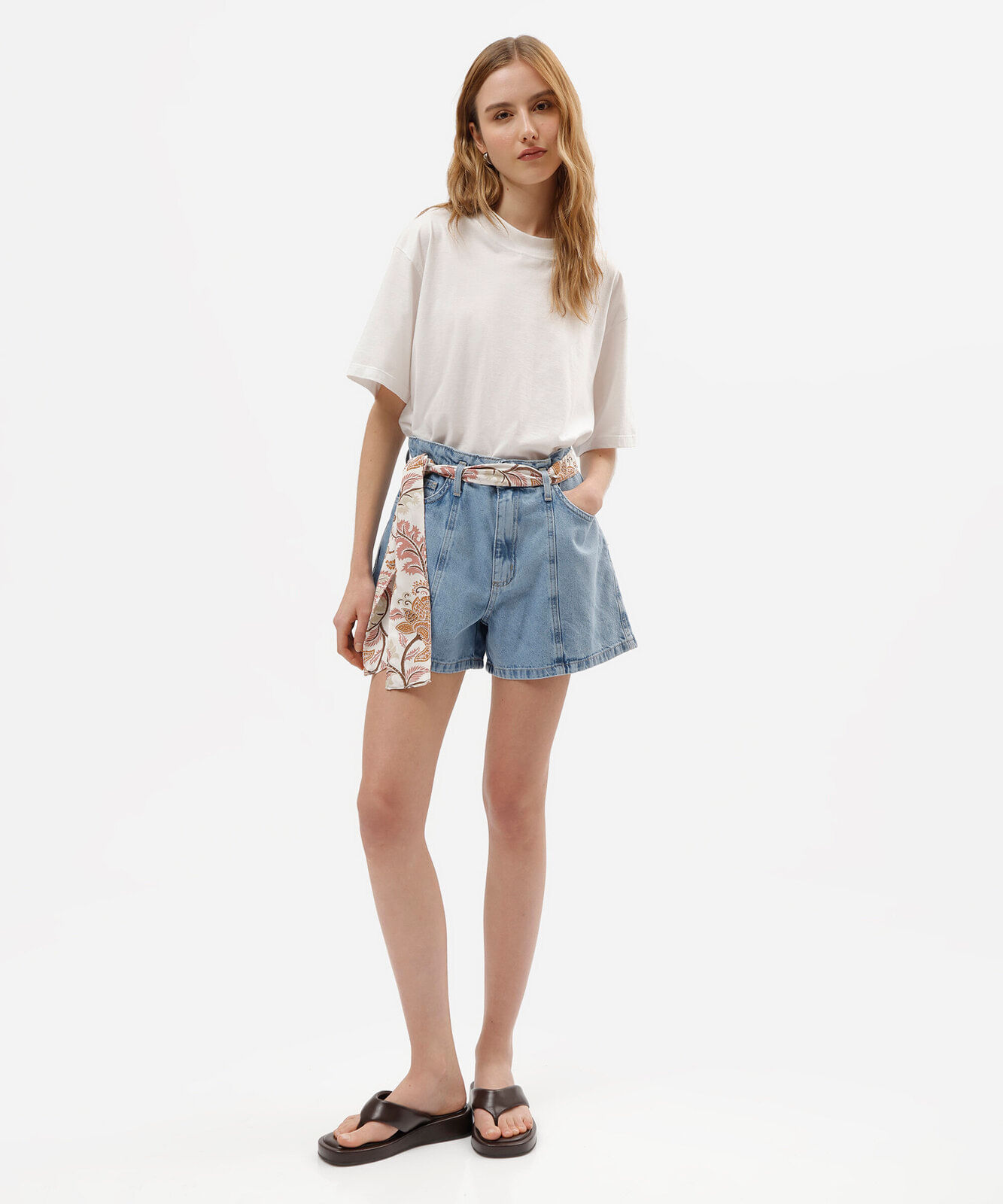 short feminino jeans com recorte e lenço cintura alta azul
