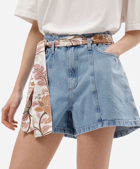 short feminino jeans com recorte e lenço cintura alta azul