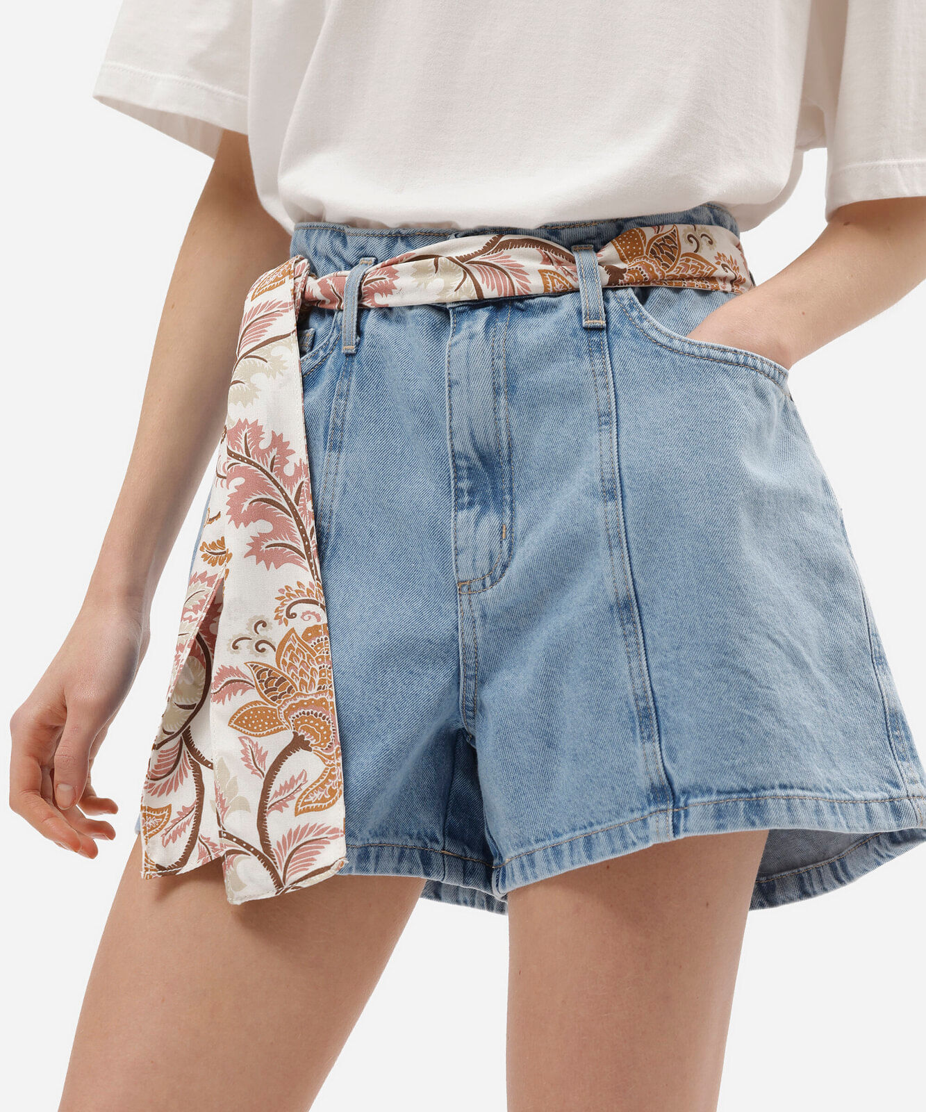 short feminino jeans com recorte e lenço cintura alta azul