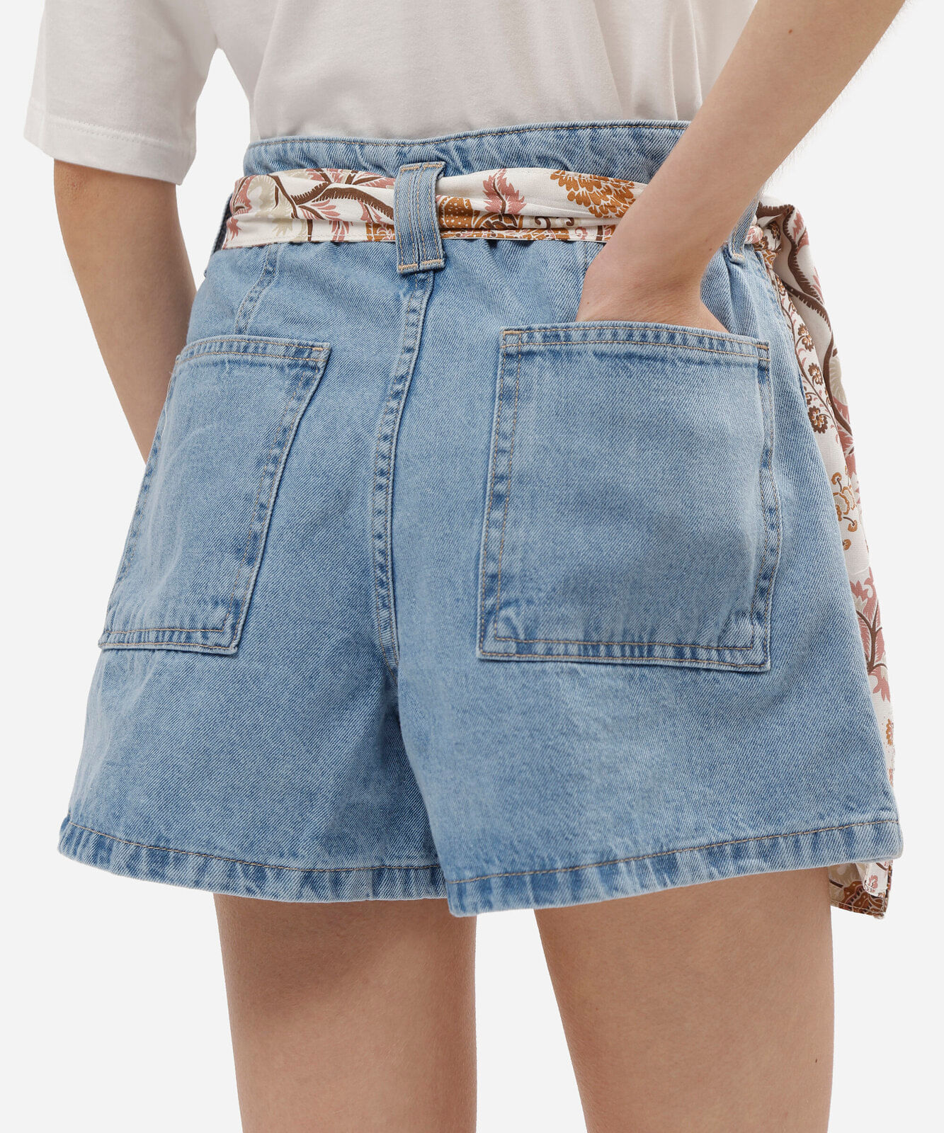short feminino jeans com recorte e lenço cintura alta azul