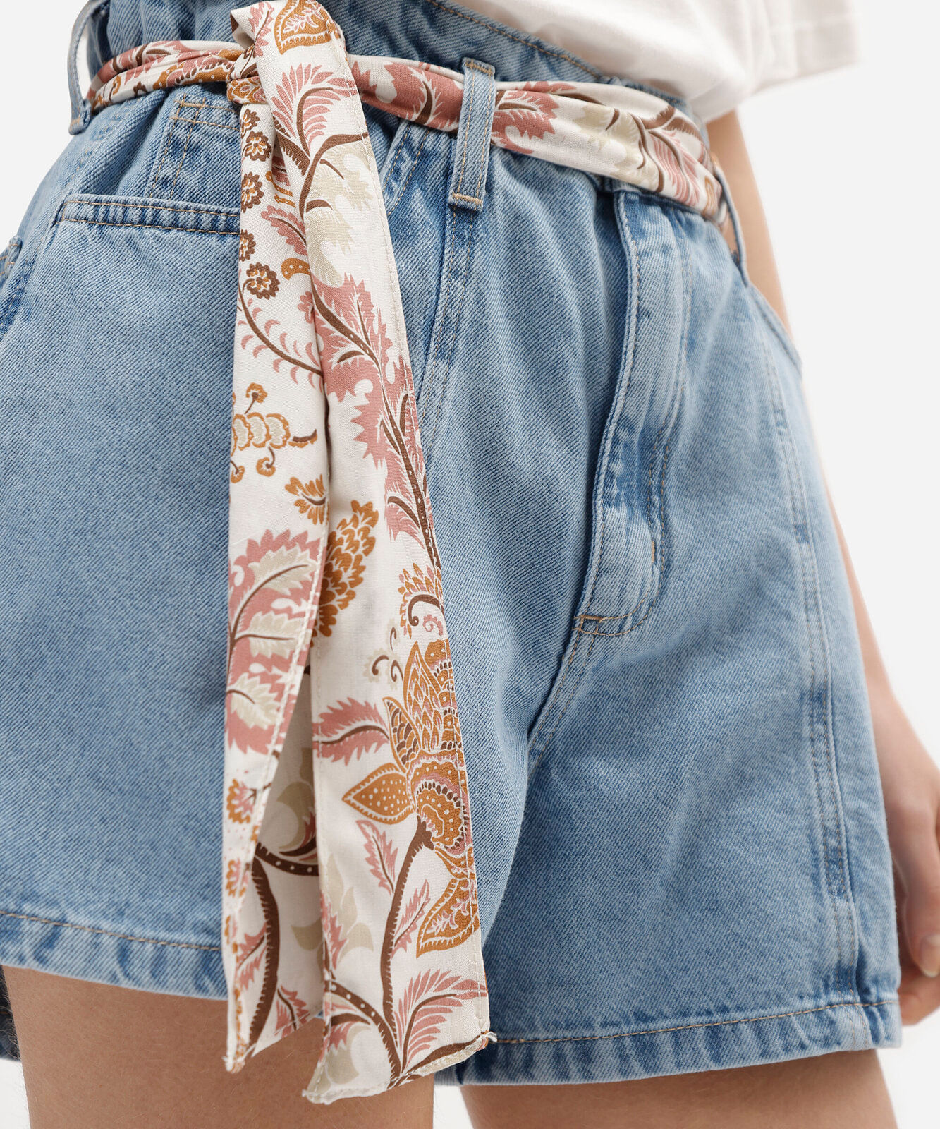 short feminino jeans com recorte e lenço cintura alta azul