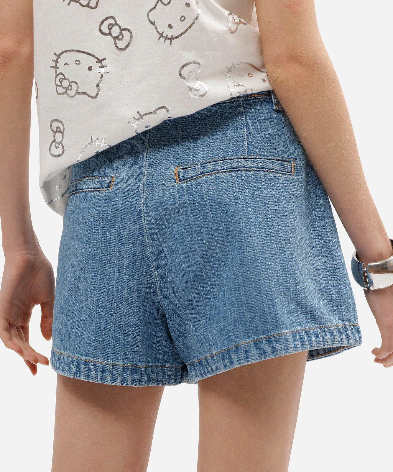 short feminino jeans com pregas cintura alta texturizado azul