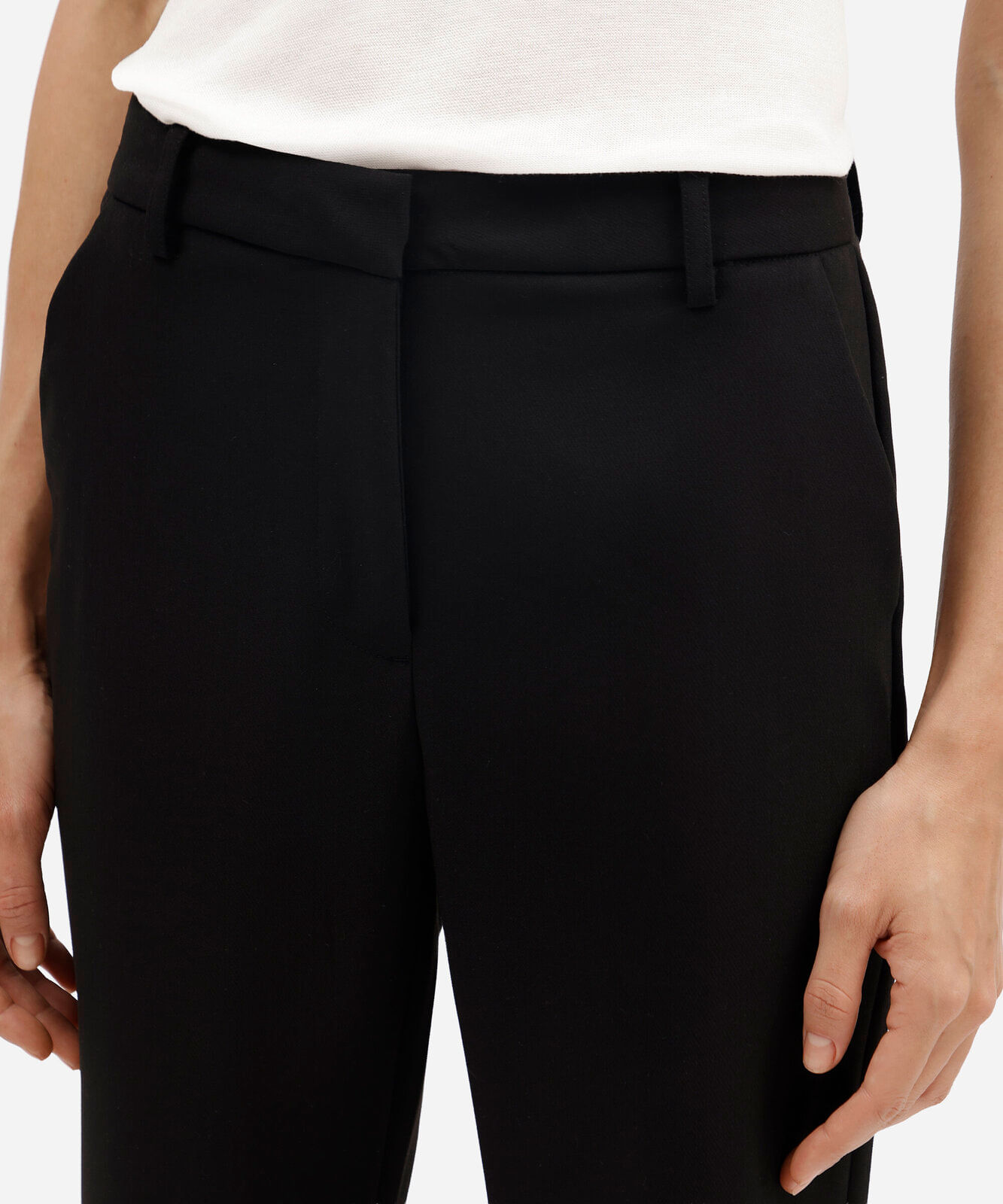 calça flare feminina de alfaiataria preta