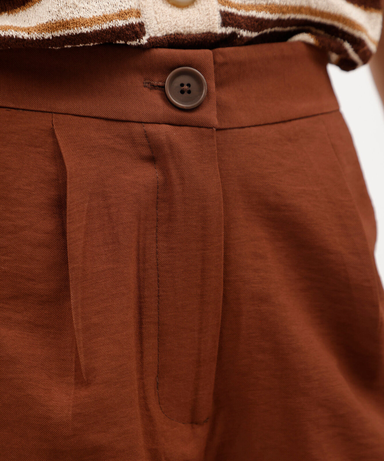short de alfaiataria feminino com viscose cós elástico marrom