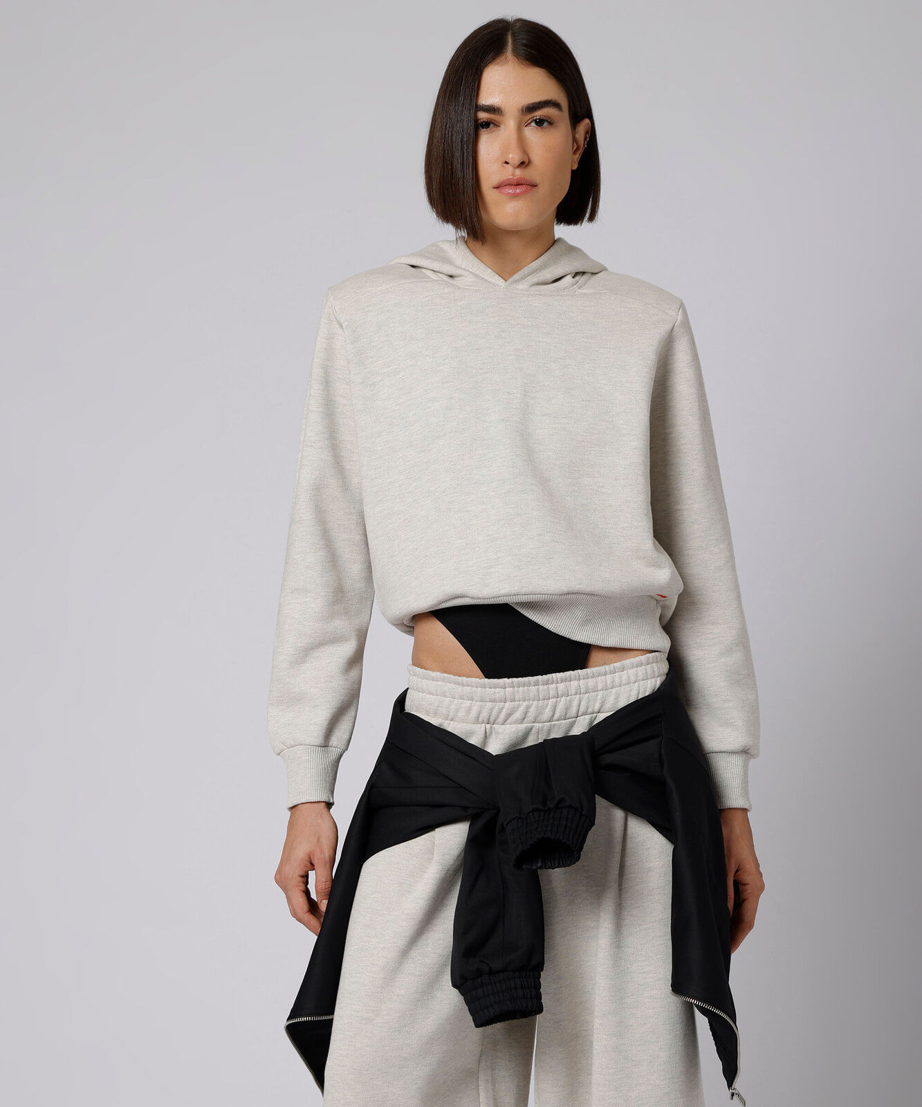 blusão cropped feminino de moletom com capuz e ombreiras mindset giomei cinza