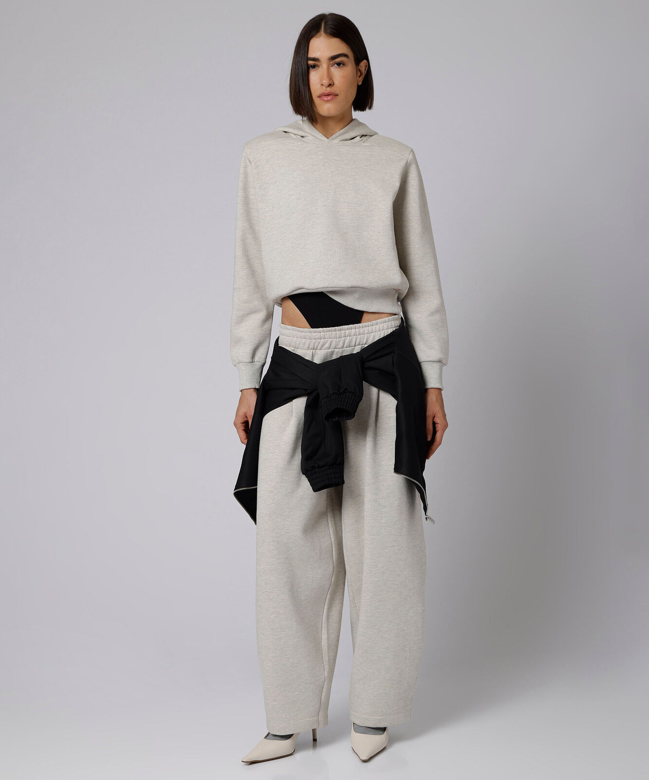 blusão cropped feminino de moletom com capuz e ombreiras mindset giomei cinza
