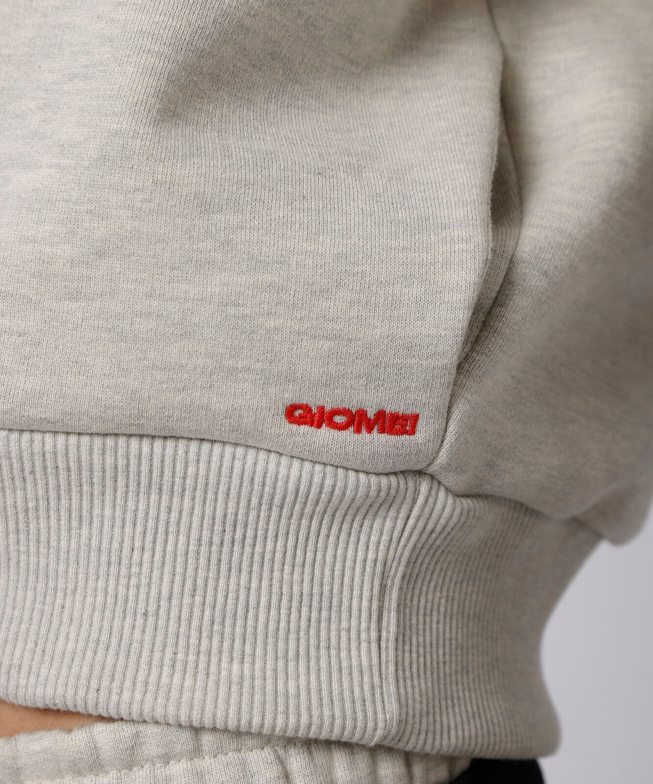 blusão cropped feminino de moletom com capuz e ombreiras mindset giomei cinza