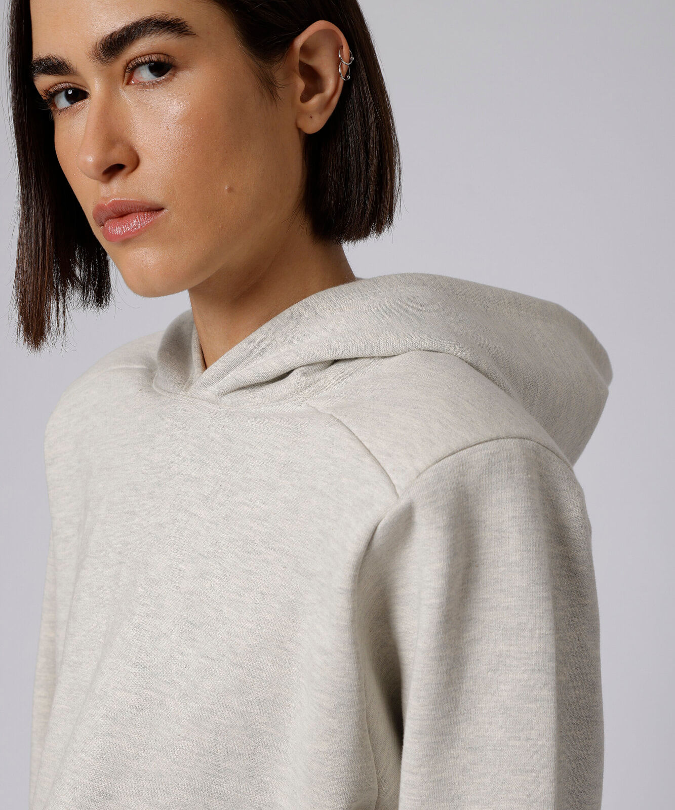blusão cropped feminino de moletom com capuz e ombreiras mindset giomei cinza