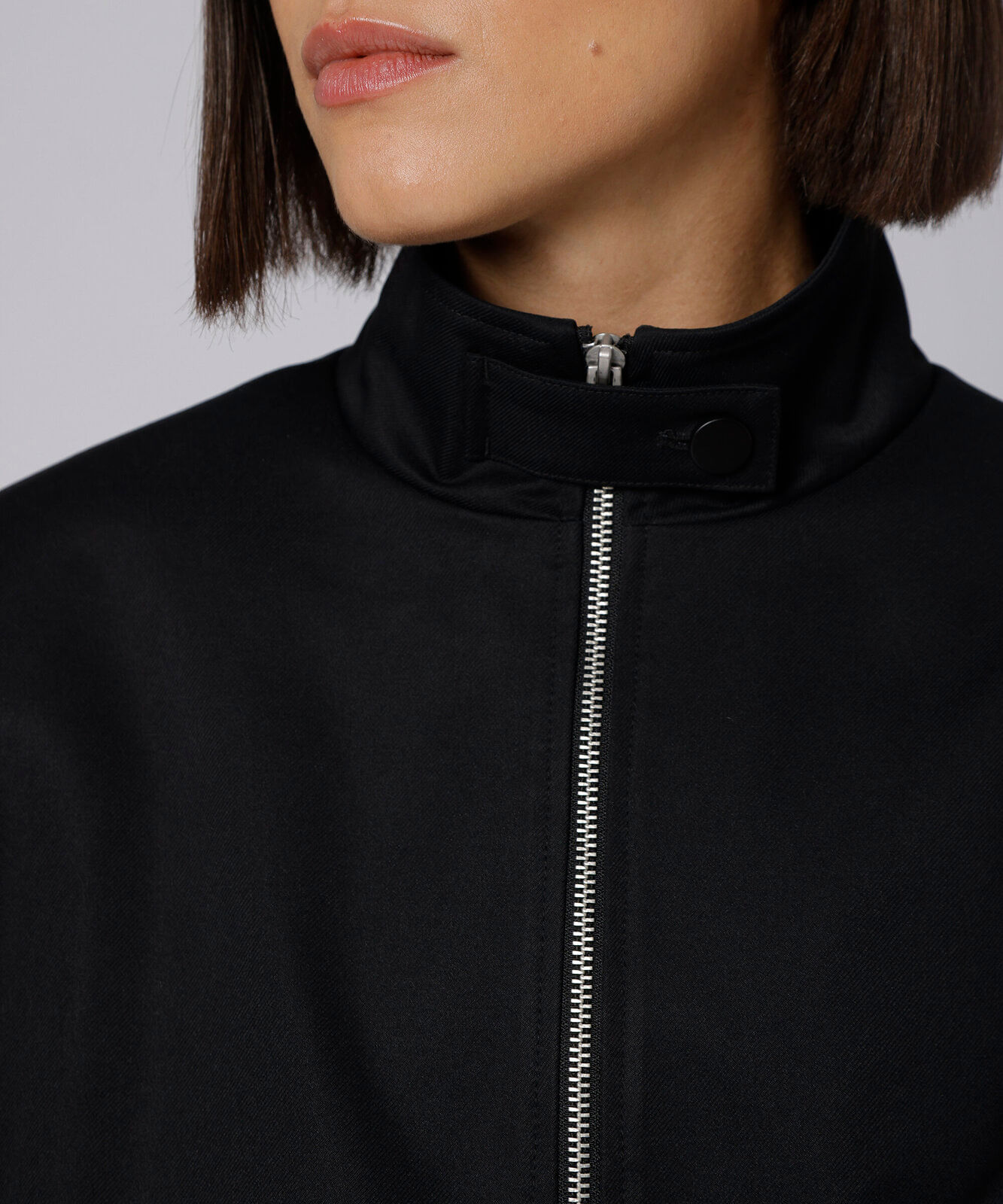 jaqueta bomber cropped feminina gola funnel neck com ombreiras mindset giomei preta