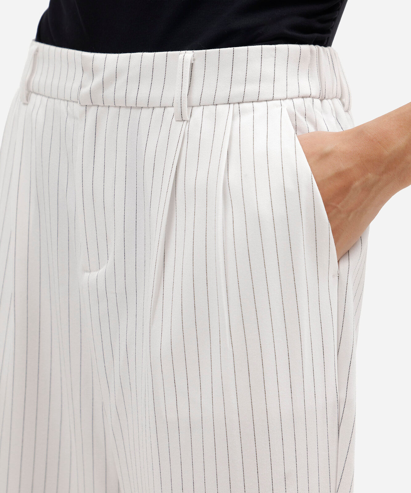 calça de alfaiataria feminina cós elástico com pregas risca de giz off white