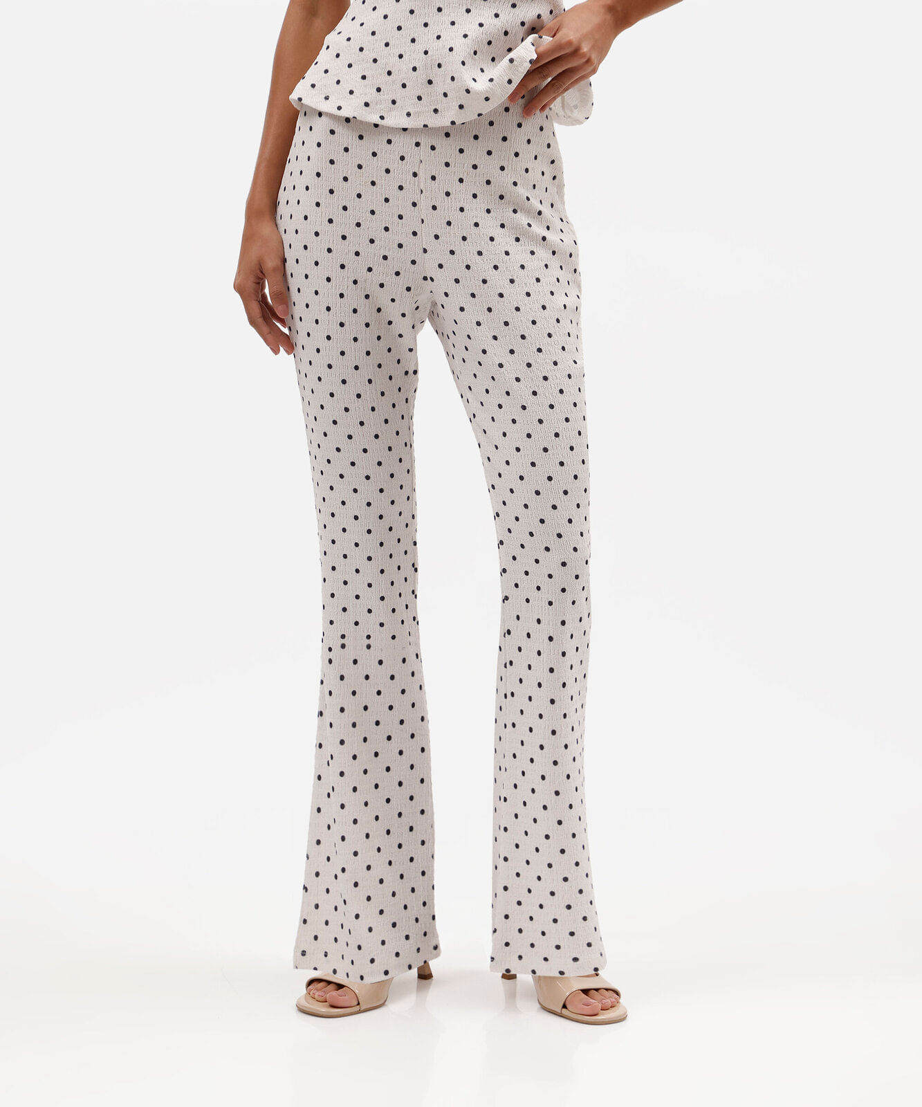 calça flare feminina cós elástico texturizada poá off white