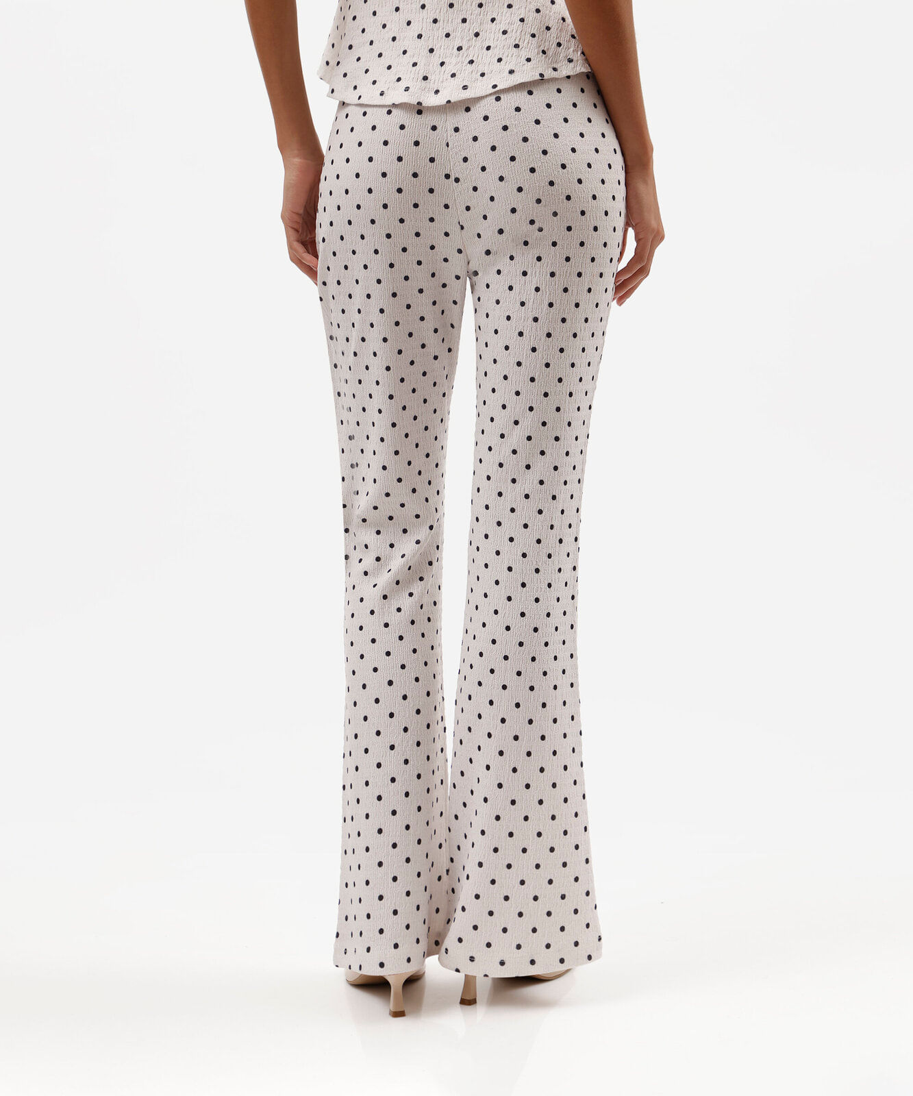 calça flare feminina cós elástico texturizada poá off white