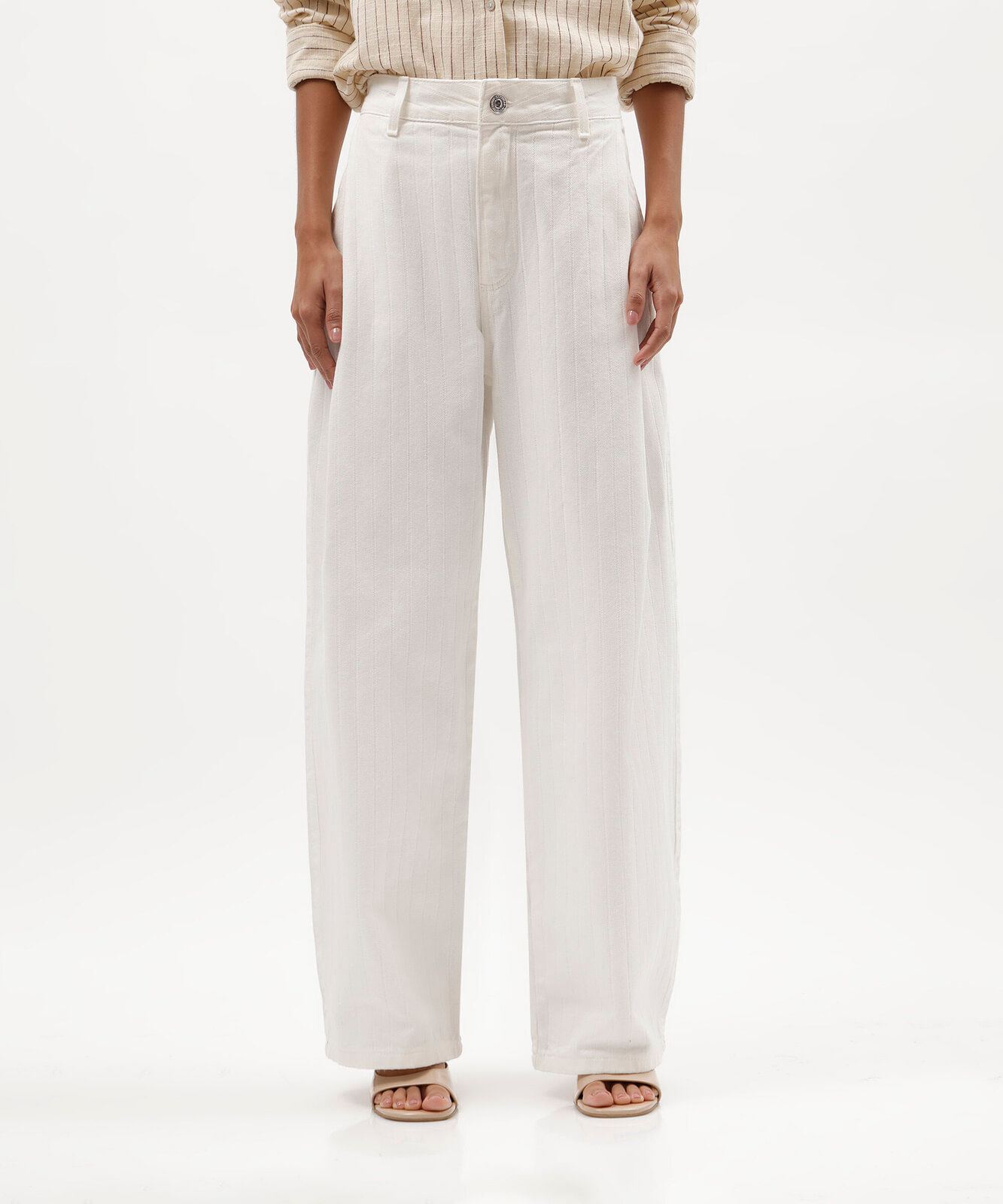 calça balloon feminina de sarja com pregas cintura média texturizada off white