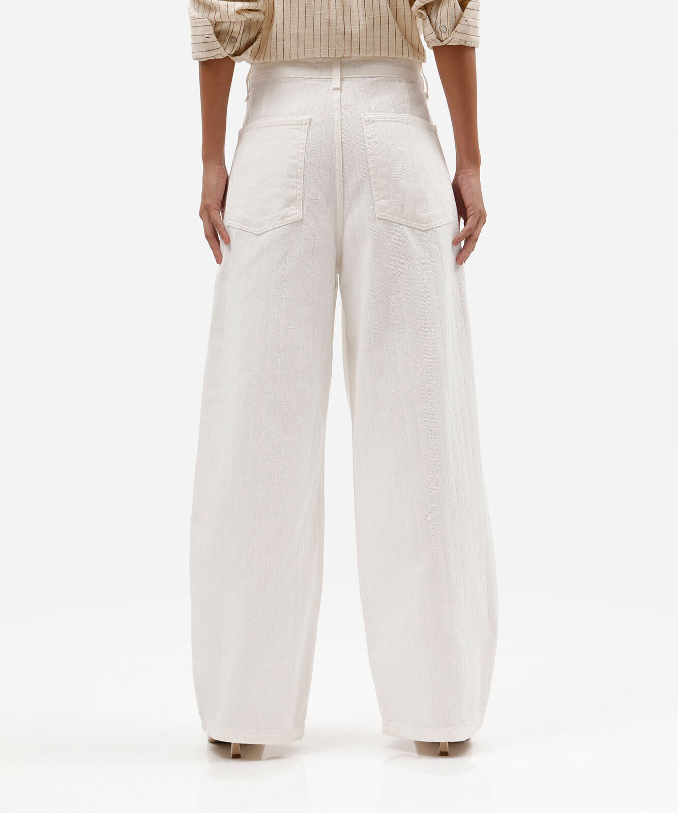 calça balloon feminina de sarja com pregas cintura média texturizada off white