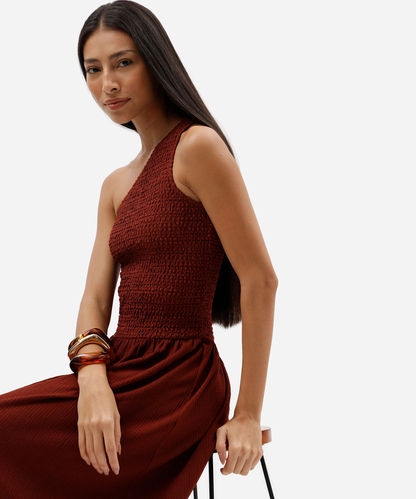 vestido longo feminino ombro único texturizado vinho