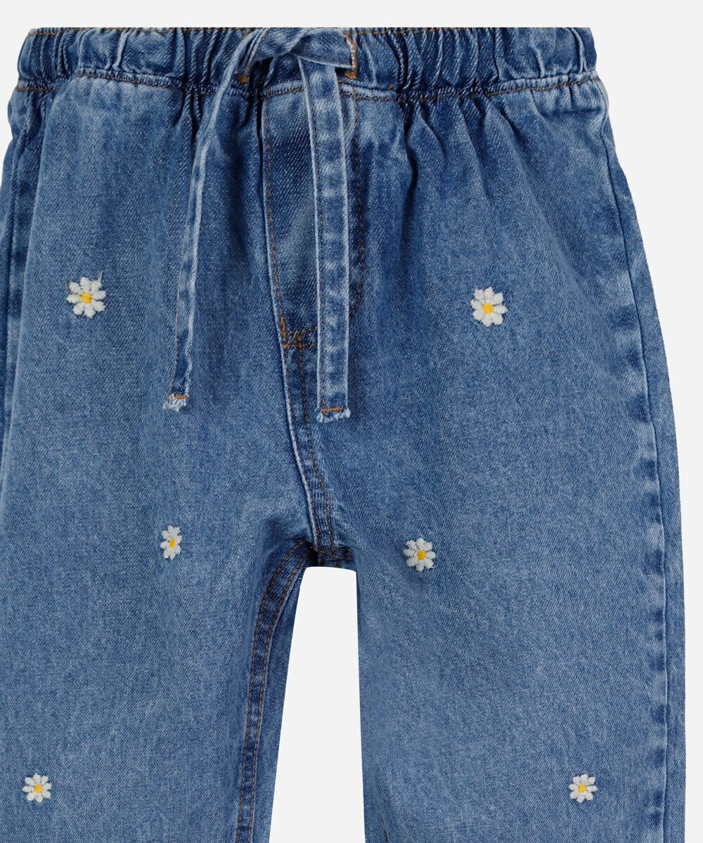 calça infantil balloon jeans com bordado margarida azul