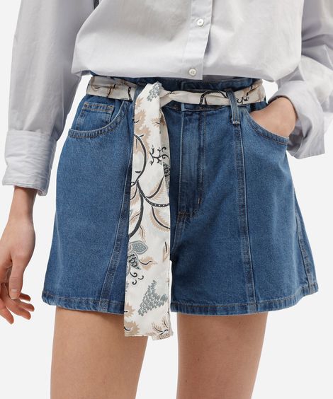 short feminino jeans com recorte e lenço cintura alta azul