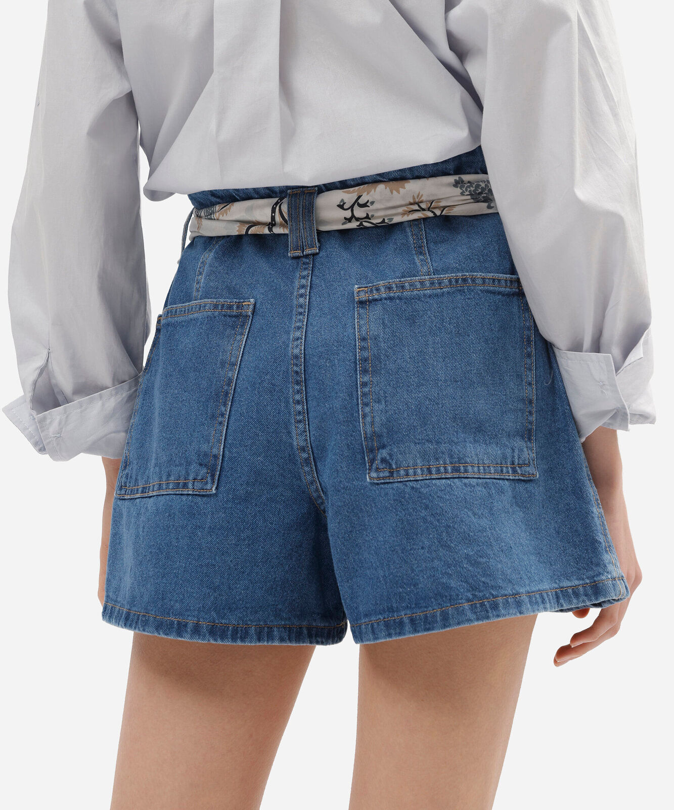 short feminino jeans com recorte e lenço cintura alta azul