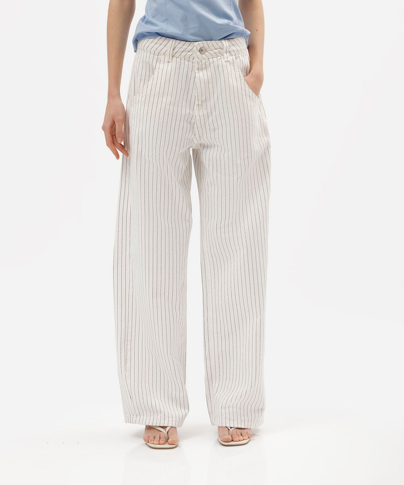 calça oversized feminina de sarja cintura média risca de giz off white